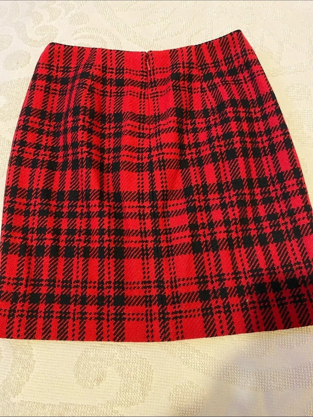 Eddie Bauer Plaid Mini Skirt in Dark Red & Black Size 8 Like New